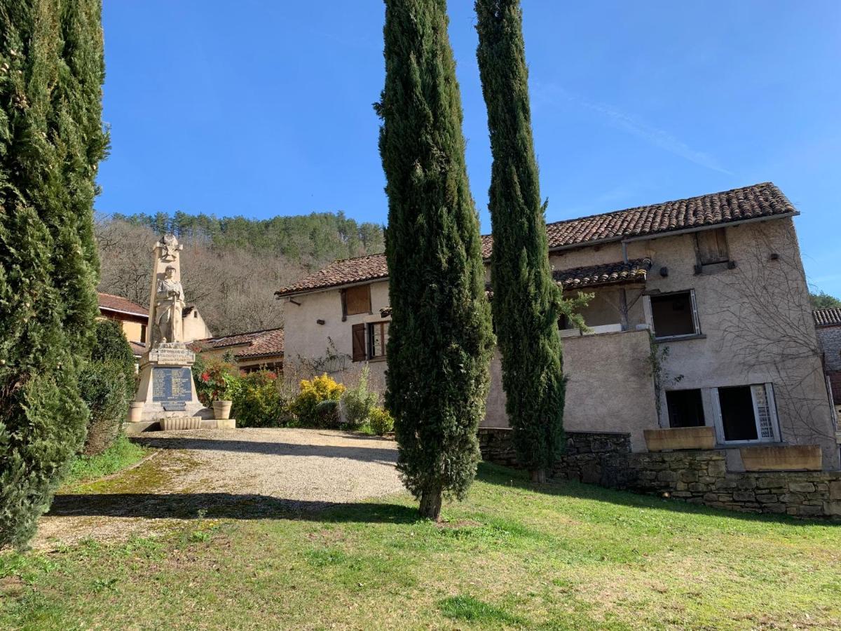 Spacious Apartment In A Charming, Tranquil Village Saint-Vincent-Rive-dʼOlt Buitenkant foto