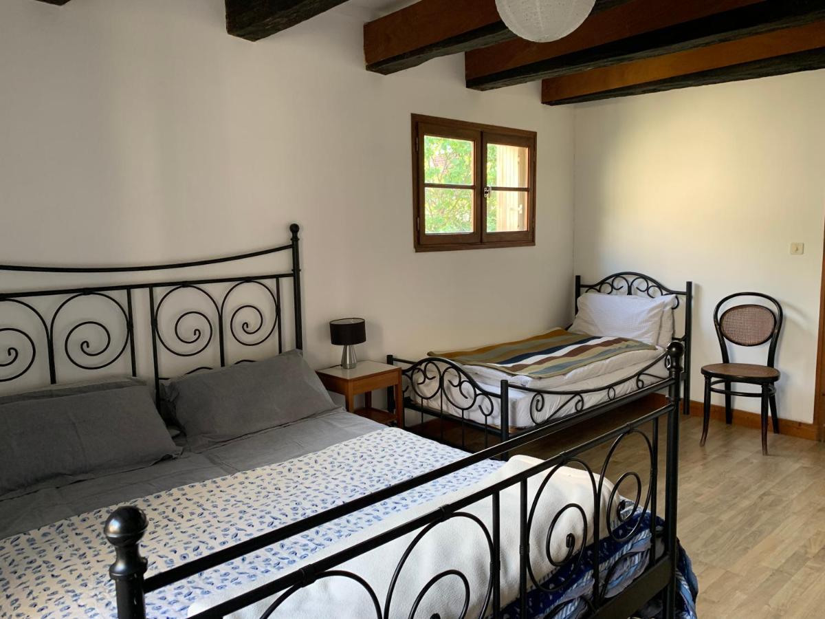 Spacious Apartment In A Charming, Tranquil Village Saint-Vincent-Rive-dʼOlt Buitenkant foto