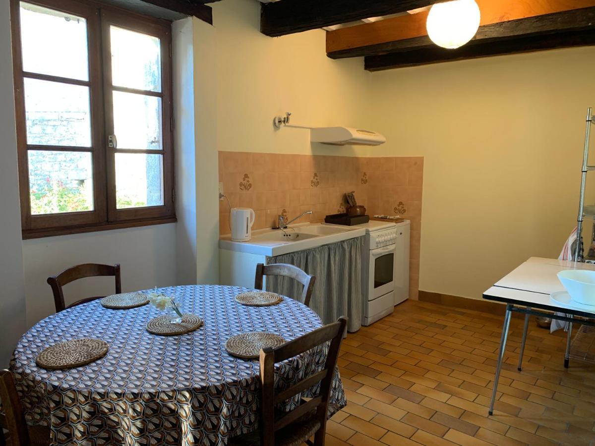 Spacious Apartment In A Charming, Tranquil Village Saint-Vincent-Rive-dʼOlt Buitenkant foto