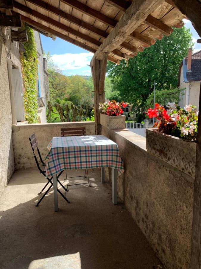 Spacious Apartment In A Charming, Tranquil Village Saint-Vincent-Rive-dʼOlt Buitenkant foto