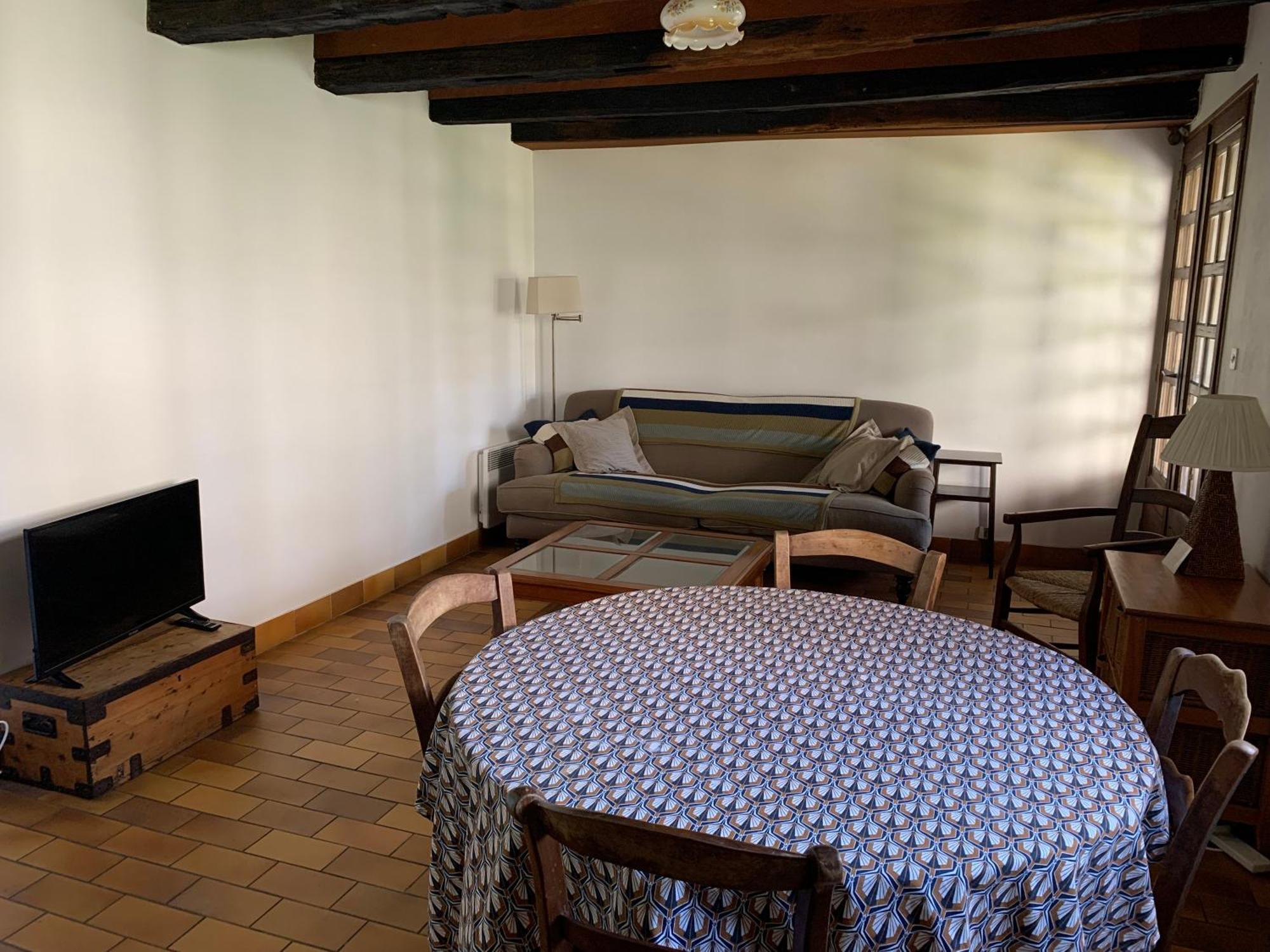 Spacious Apartment In A Charming, Tranquil Village Saint-Vincent-Rive-dʼOlt Buitenkant foto
